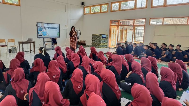 Edukasi Pendewasaan Usia Perkawinan (PUP) dan Persiapan Membangun Generasi Emas Indonesia bagi Peserta Didik SRMA 16 Temanggung
